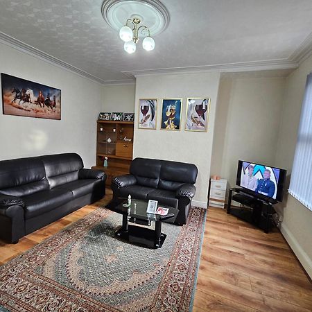 Spacious Two Bedroom House, Parking And Wifi Лидс Экстерьер фото