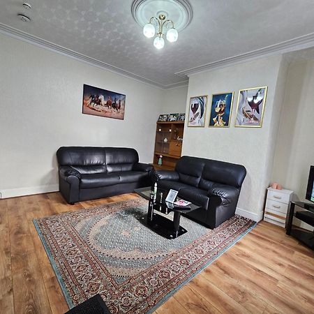 Spacious Two Bedroom House, Parking And Wifi Лидс Экстерьер фото