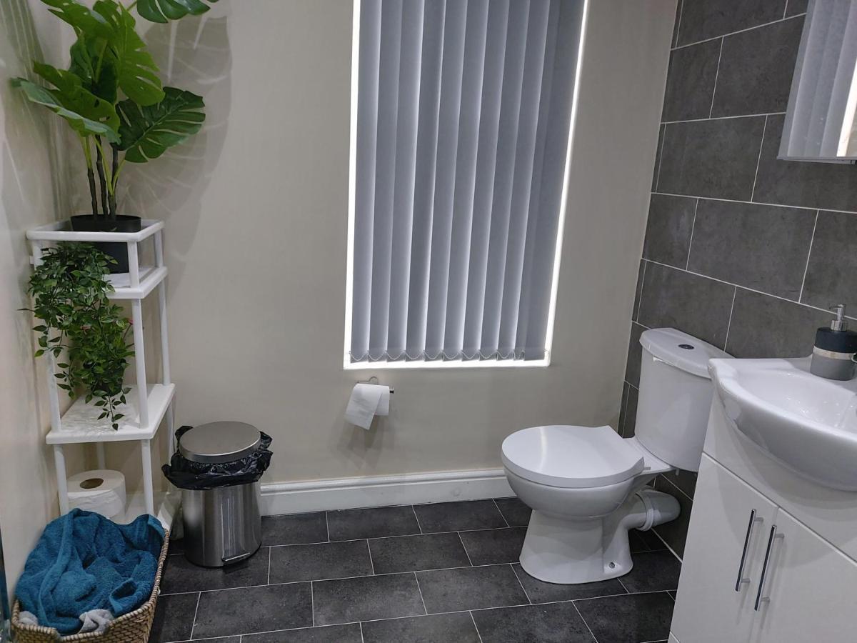 Spacious Two Bedroom House, Parking And Wifi Лидс Экстерьер фото