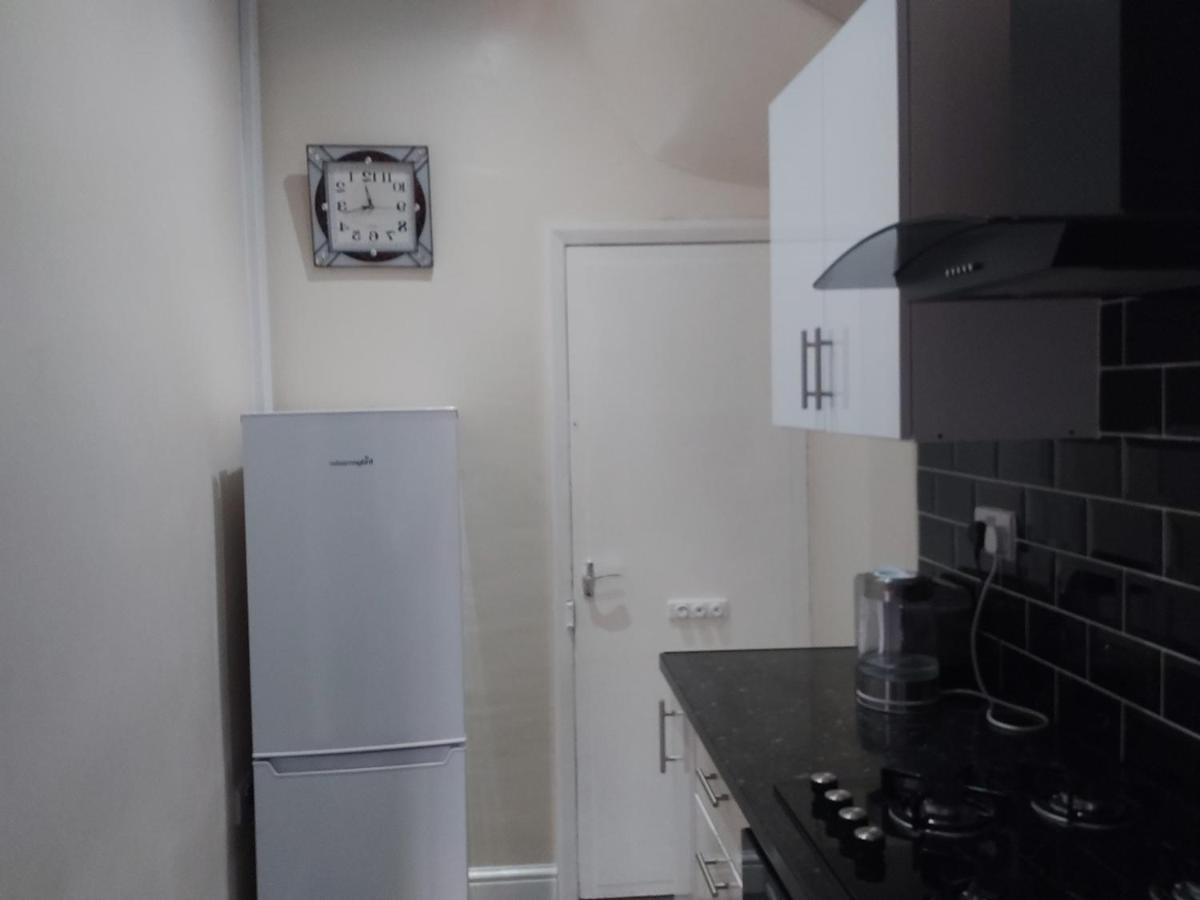 Spacious Two Bedroom House, Parking And Wifi Лидс Экстерьер фото