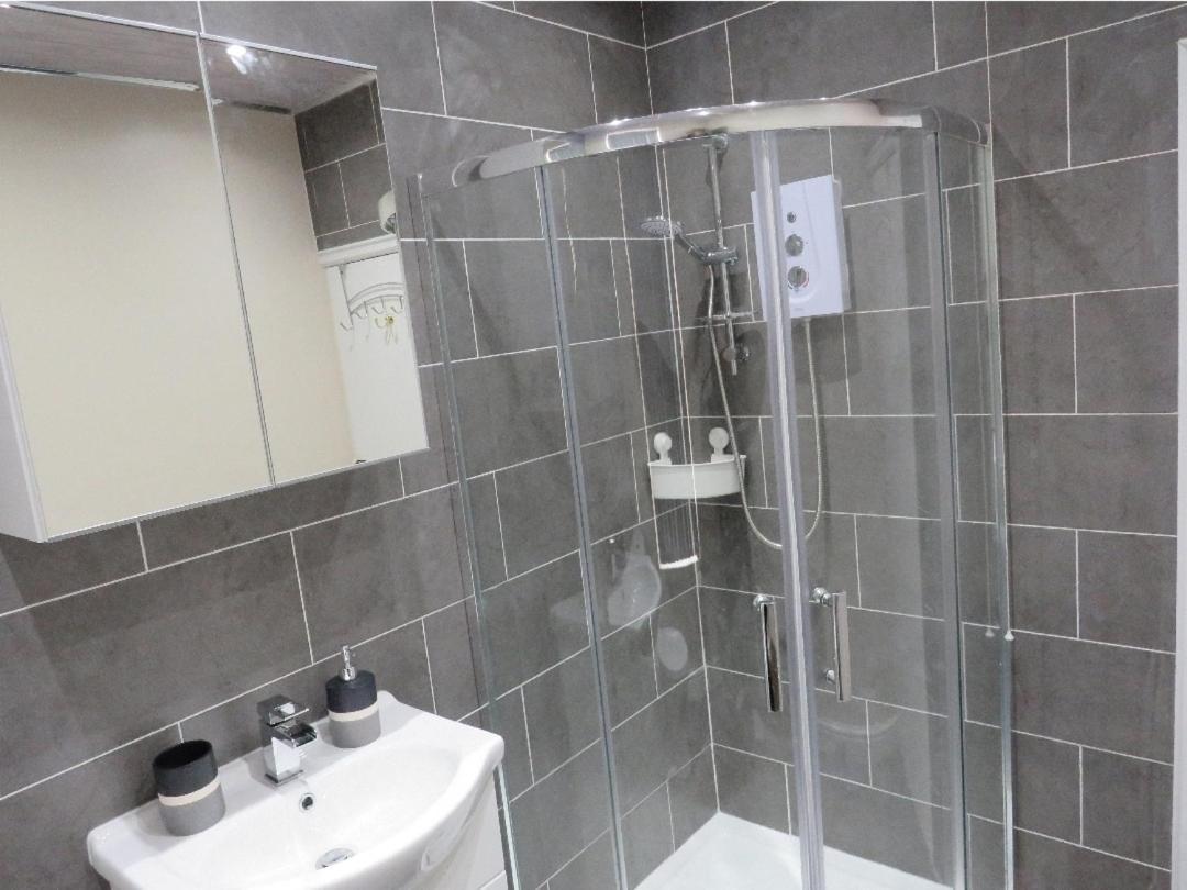 Spacious Two Bedroom House, Parking And Wifi Лидс Экстерьер фото
