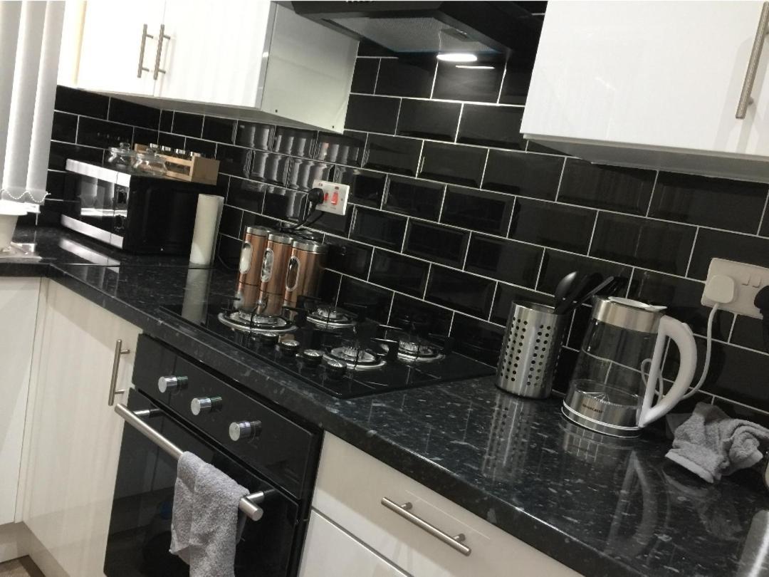 Spacious Two Bedroom House, Parking And Wifi Лидс Экстерьер фото