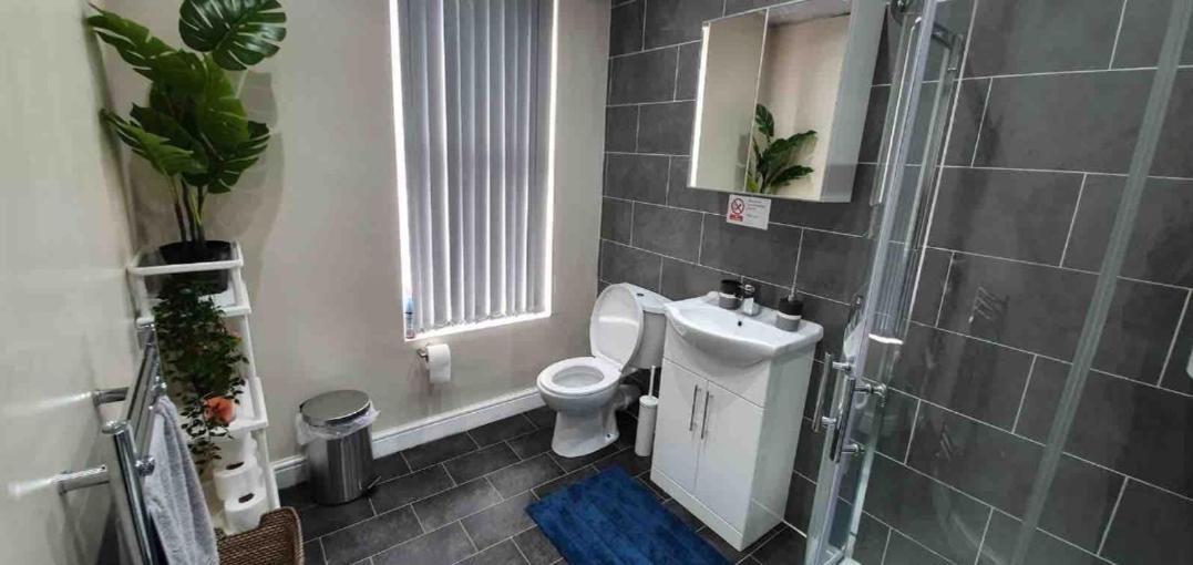 Spacious Two Bedroom House, Parking And Wifi Лидс Экстерьер фото
