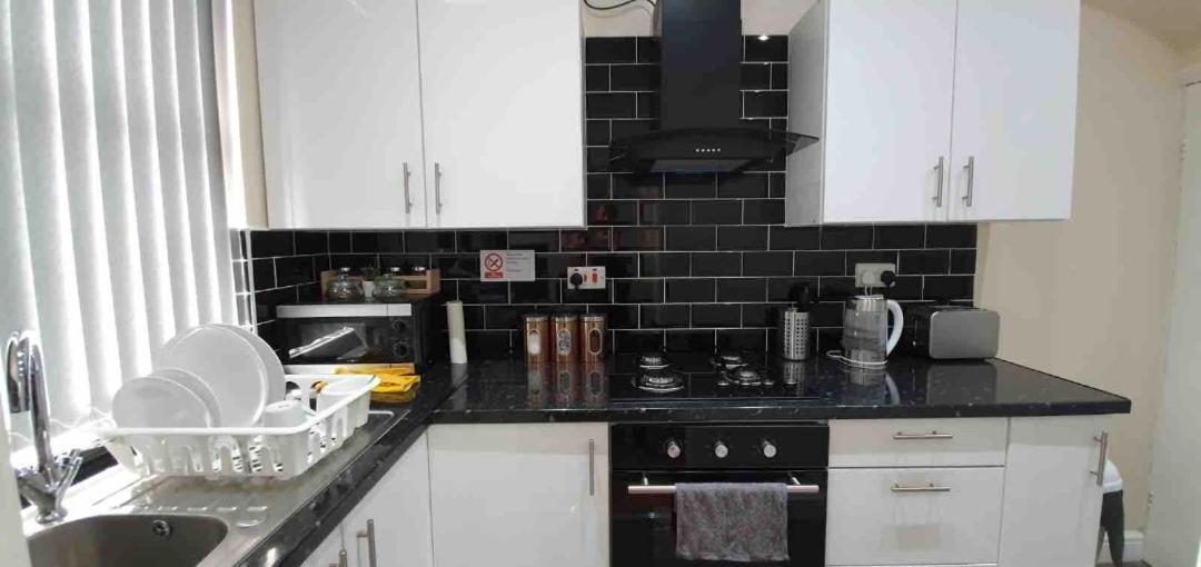 Spacious Two Bedroom House, Parking And Wifi Лидс Экстерьер фото