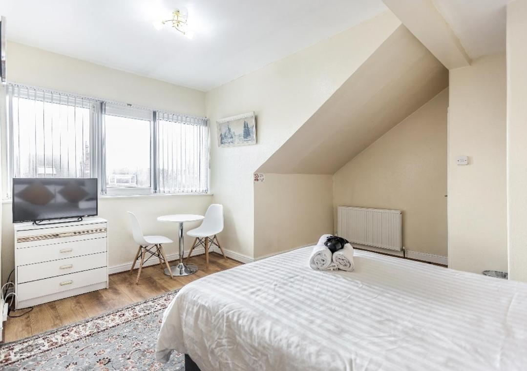 Spacious Two Bedroom House, Parking And Wifi Лидс Экстерьер фото