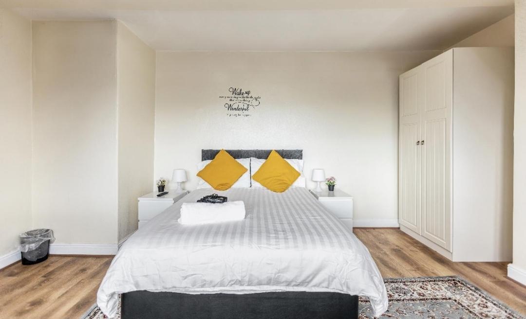 Spacious Two Bedroom House, Parking And Wifi Лидс Экстерьер фото