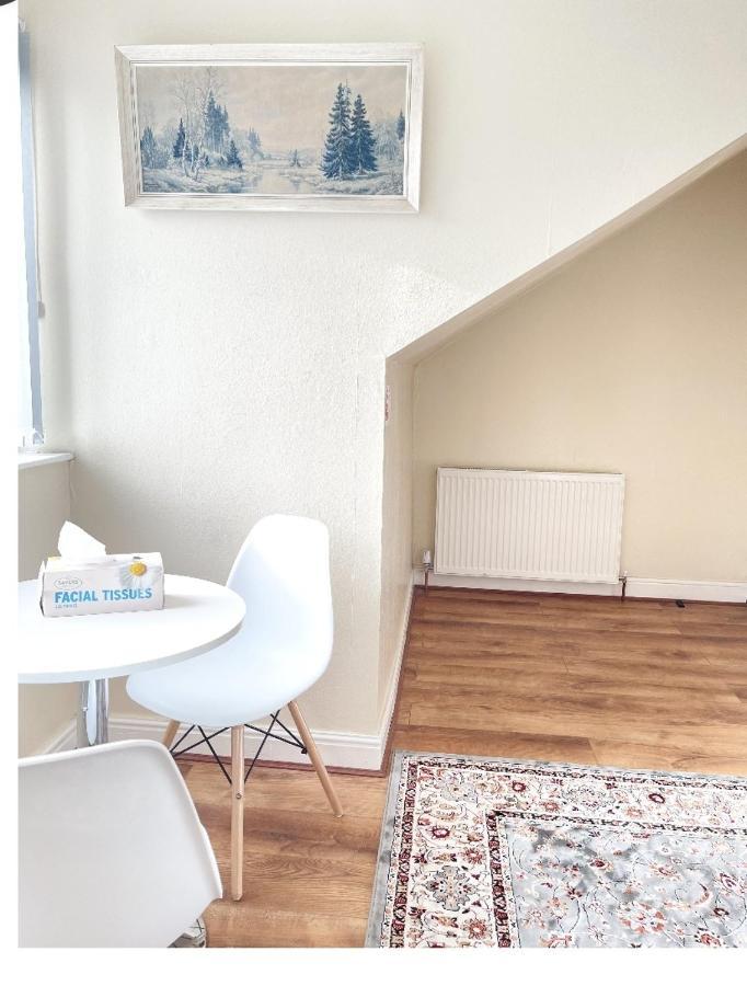 Spacious Two Bedroom House, Parking And Wifi Лидс Экстерьер фото