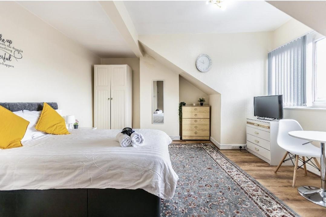 Spacious Two Bedroom House, Parking And Wifi Лидс Экстерьер фото
