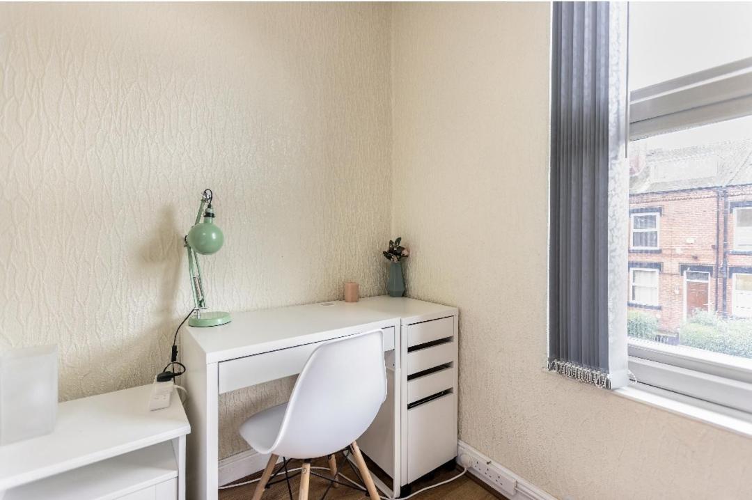 Spacious Two Bedroom House, Parking And Wifi Лидс Экстерьер фото