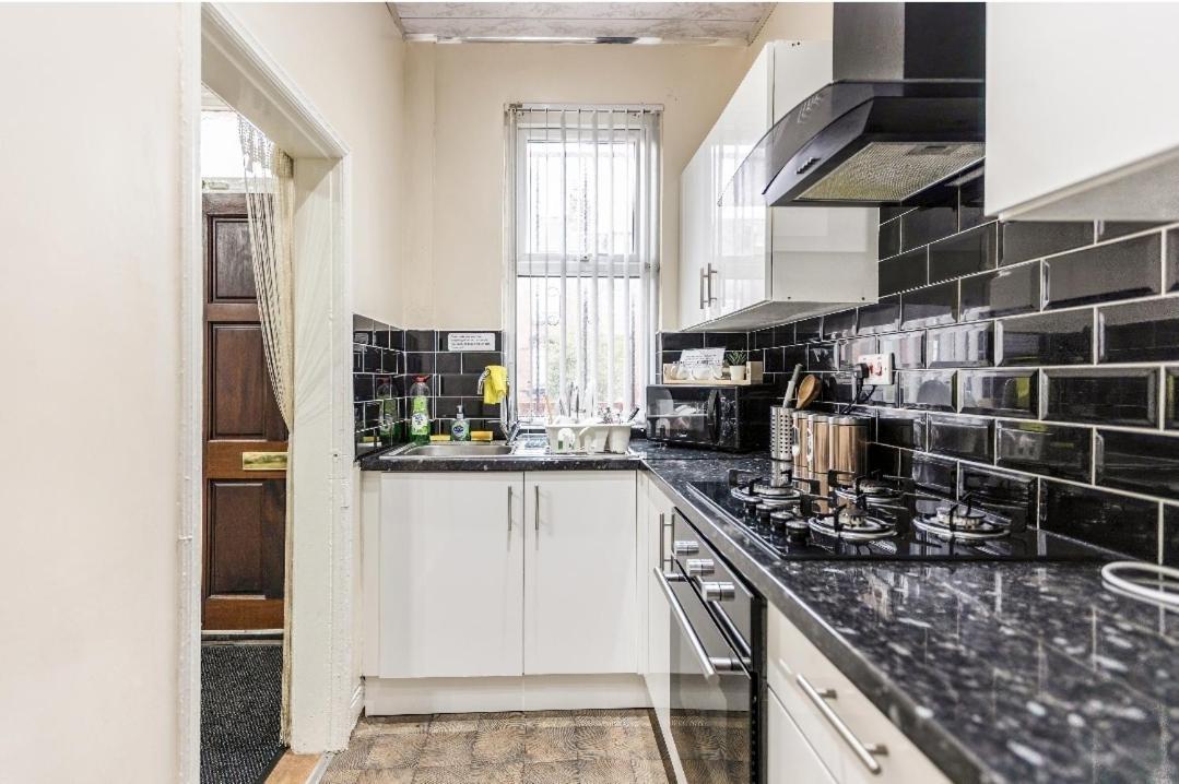 Spacious Two Bedroom House, Parking And Wifi Лидс Экстерьер фото