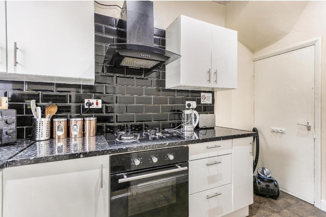 Spacious Two Bedroom House, Parking And Wifi Лидс Экстерьер фото