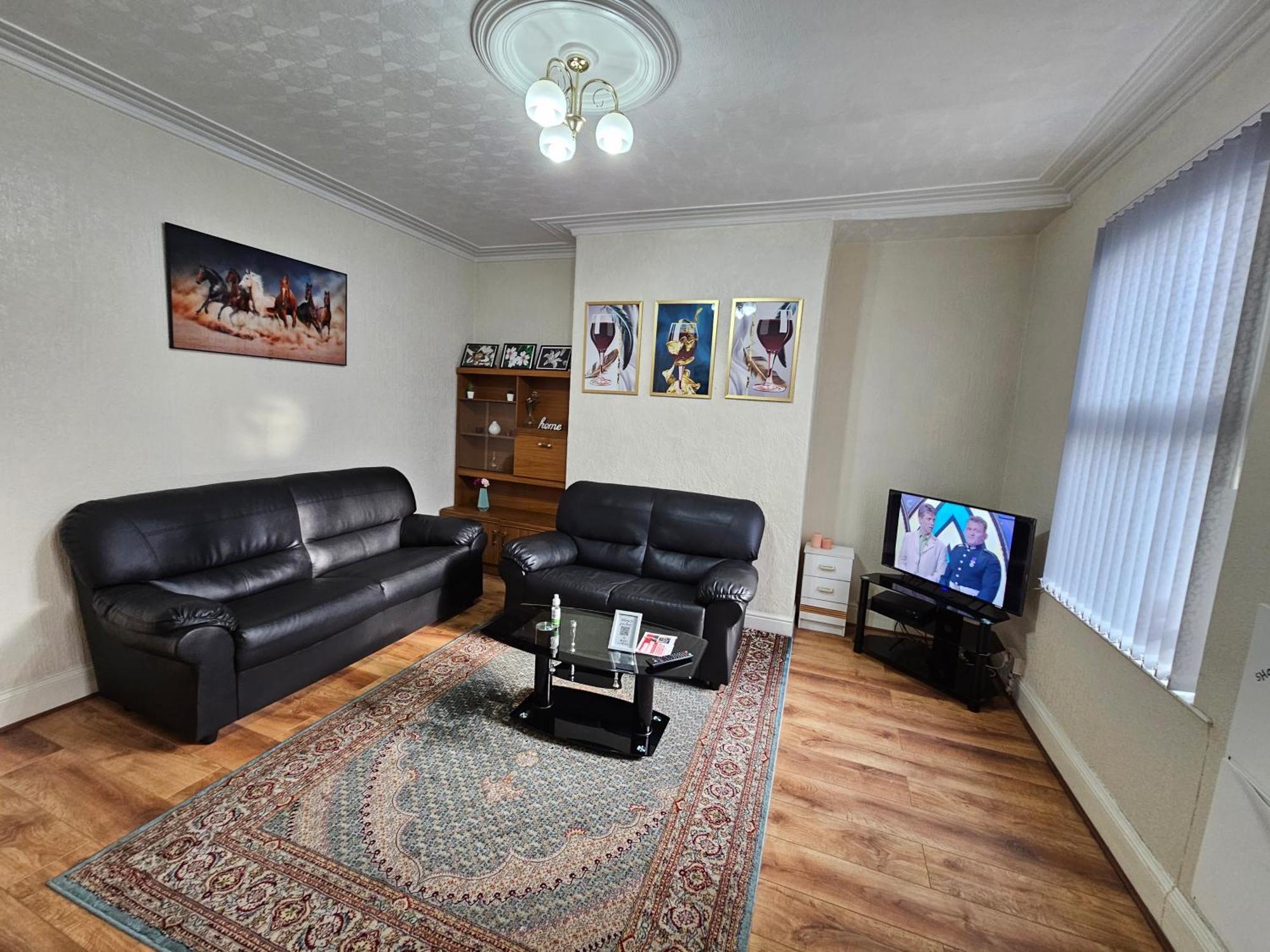 Spacious Two Bedroom House, Parking And Wifi Лидс Экстерьер фото