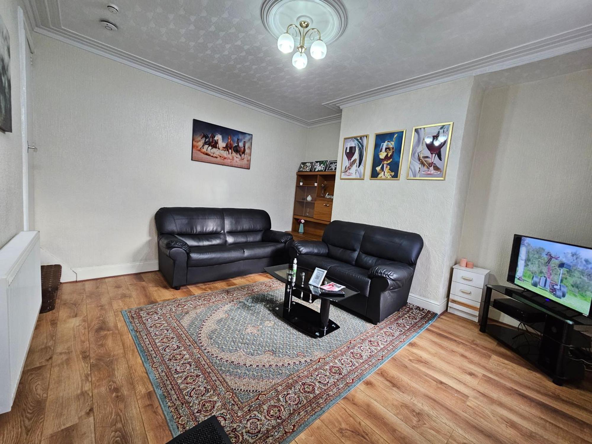 Spacious Two Bedroom House, Parking And Wifi Лидс Экстерьер фото