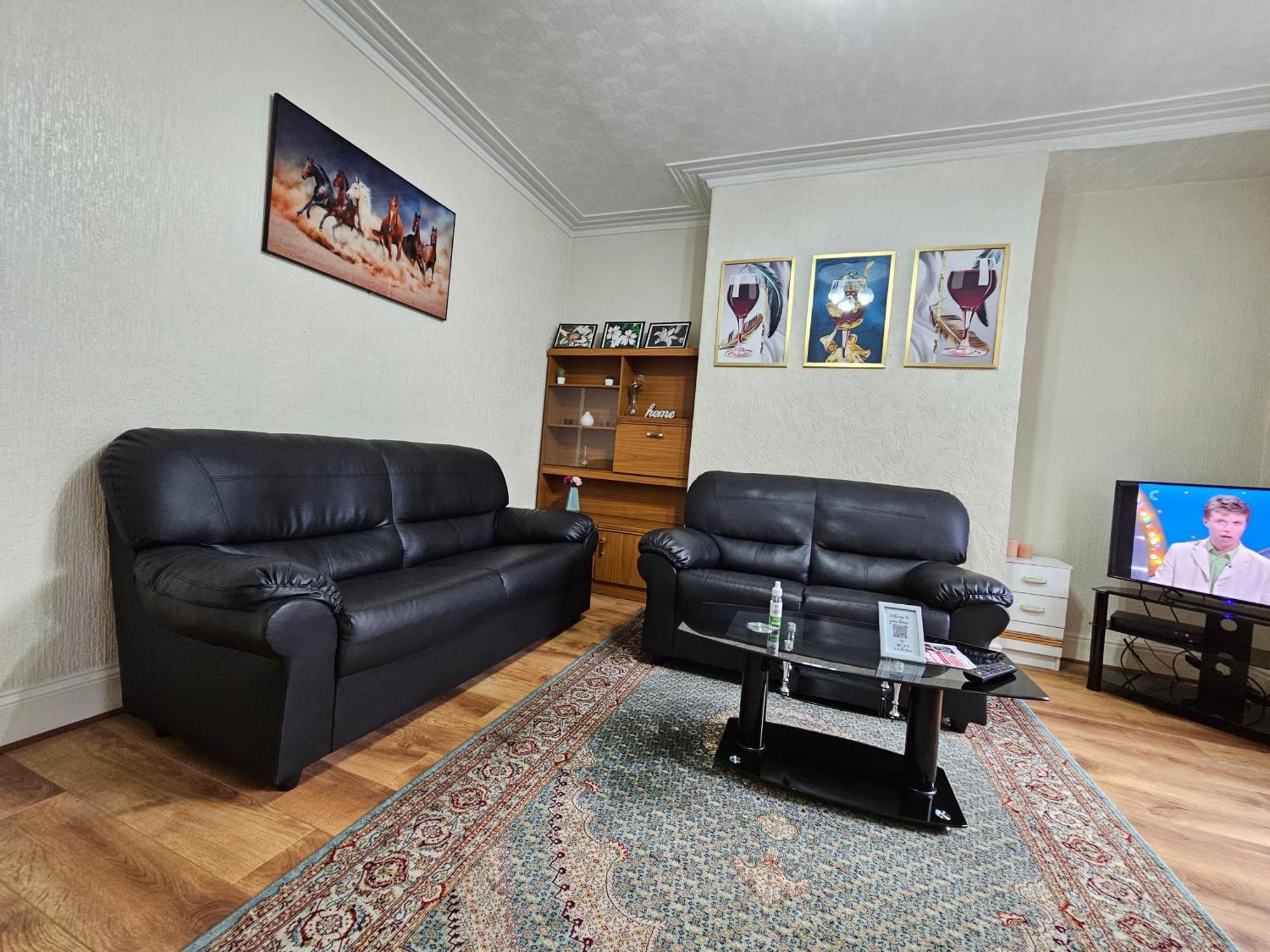 Spacious Two Bedroom House, Parking And Wifi Лидс Экстерьер фото